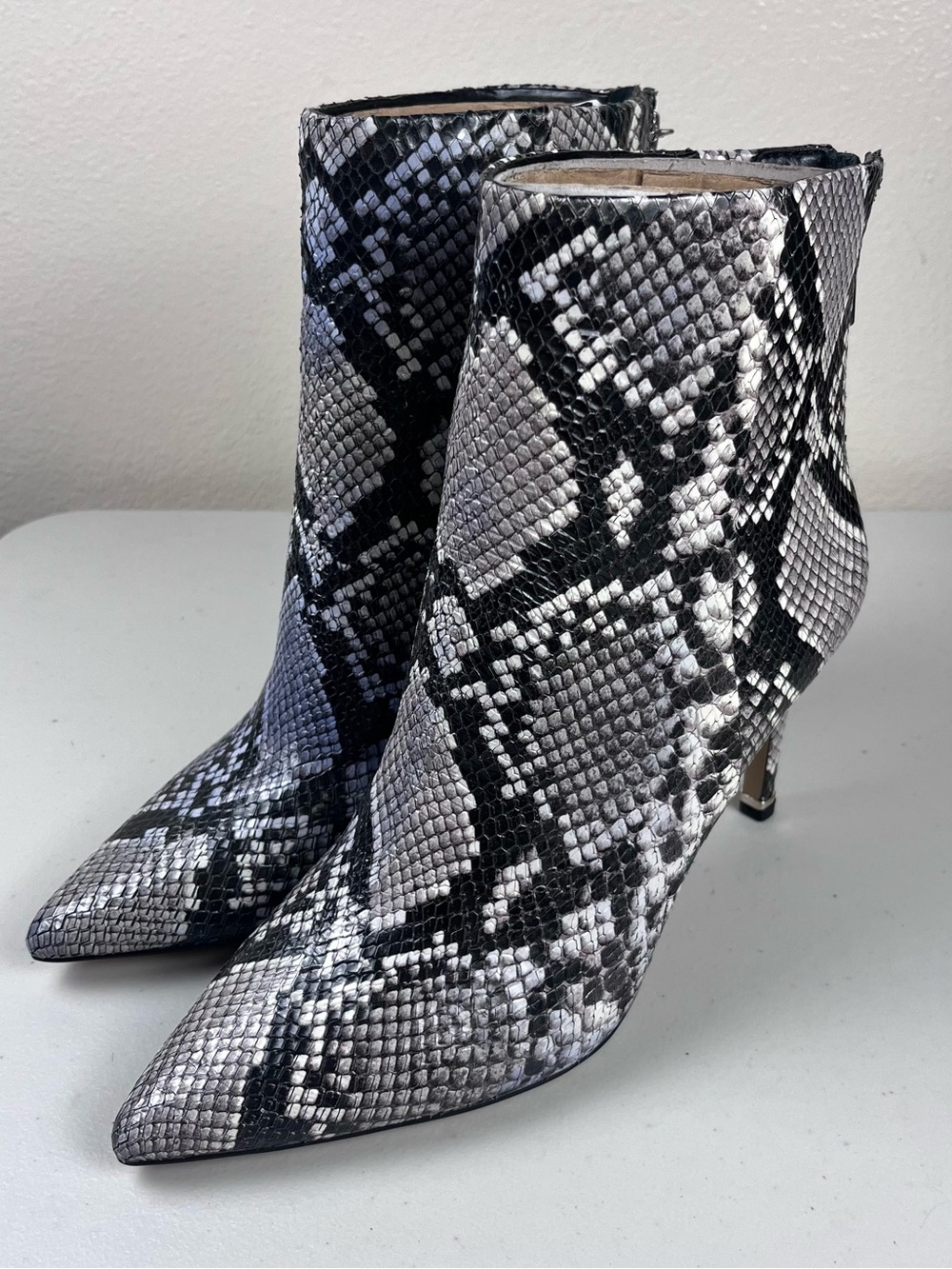 NWT Kenneth Cole Gray Black Snake Print Pointed Toe Stiletto Ankle Bootie Size 8